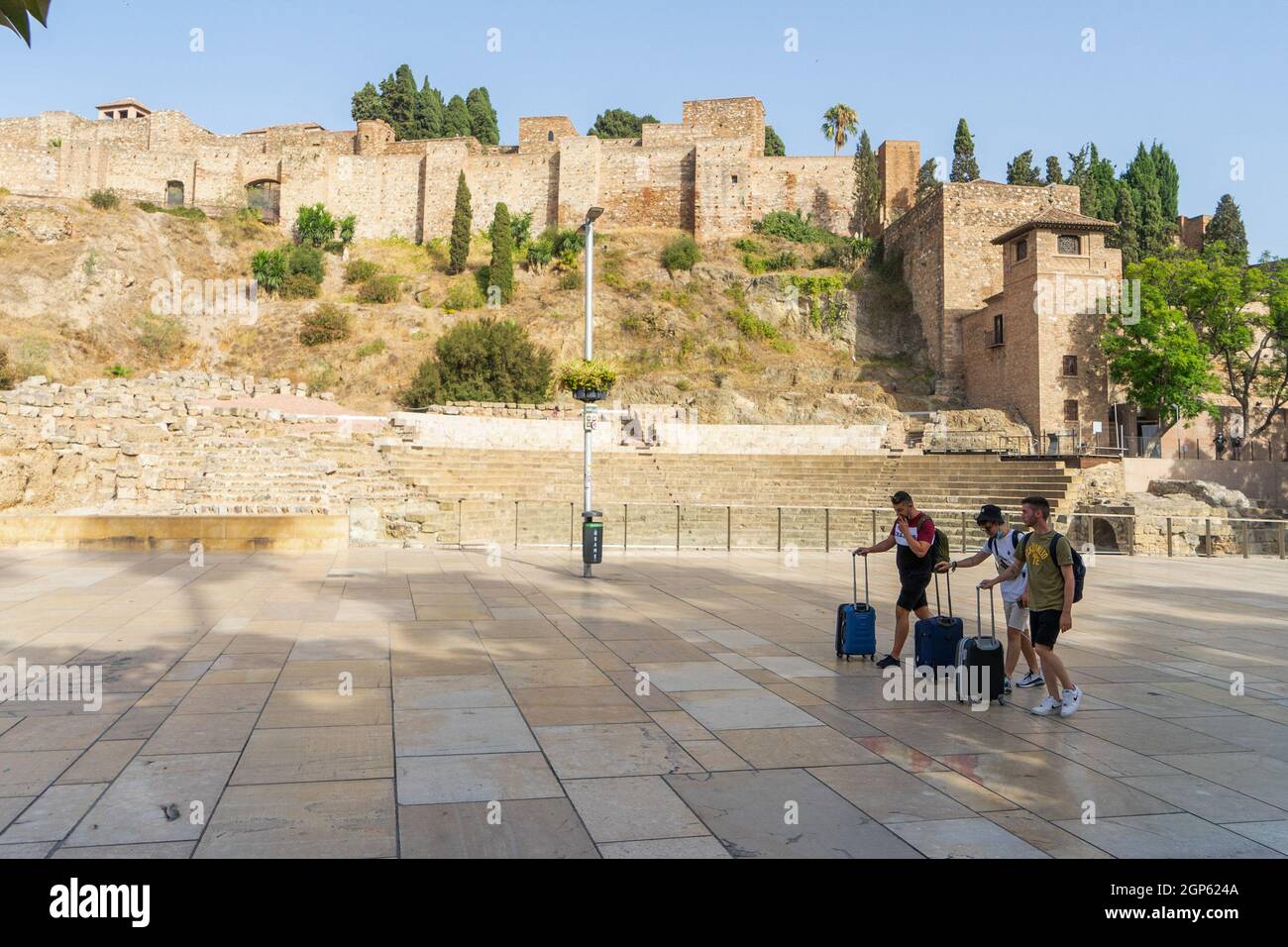 Málaga, España. 12th de agosto de 2021. Turistas vistos llevando maletas en  Málaga. Según datos del Instituto Nacional de Estadistica, el número de  pernoctaciones en Andalucía ha aumentado a un 78% en