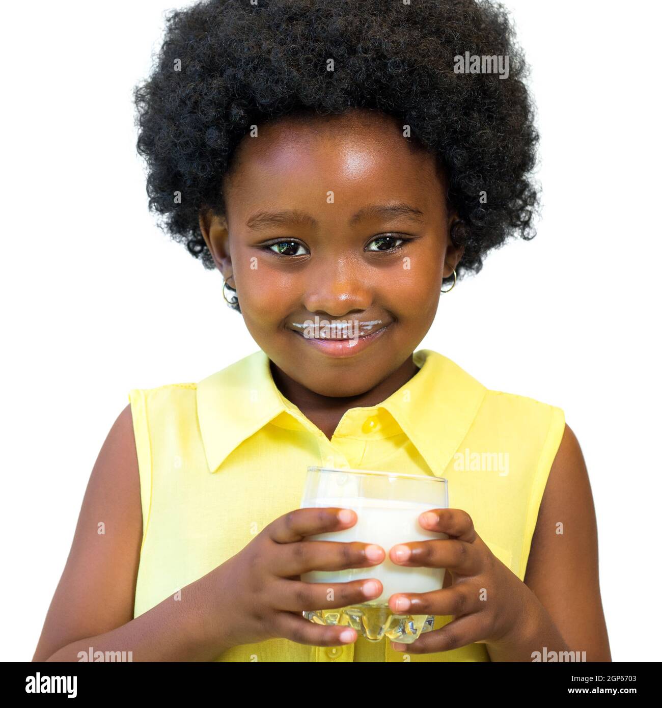 Primer plano retrato de niña negra sosteniendo el vaso de milk.Kid con afro  peinado aislado sobre fondo blanco Fotografía de stock - Alamy