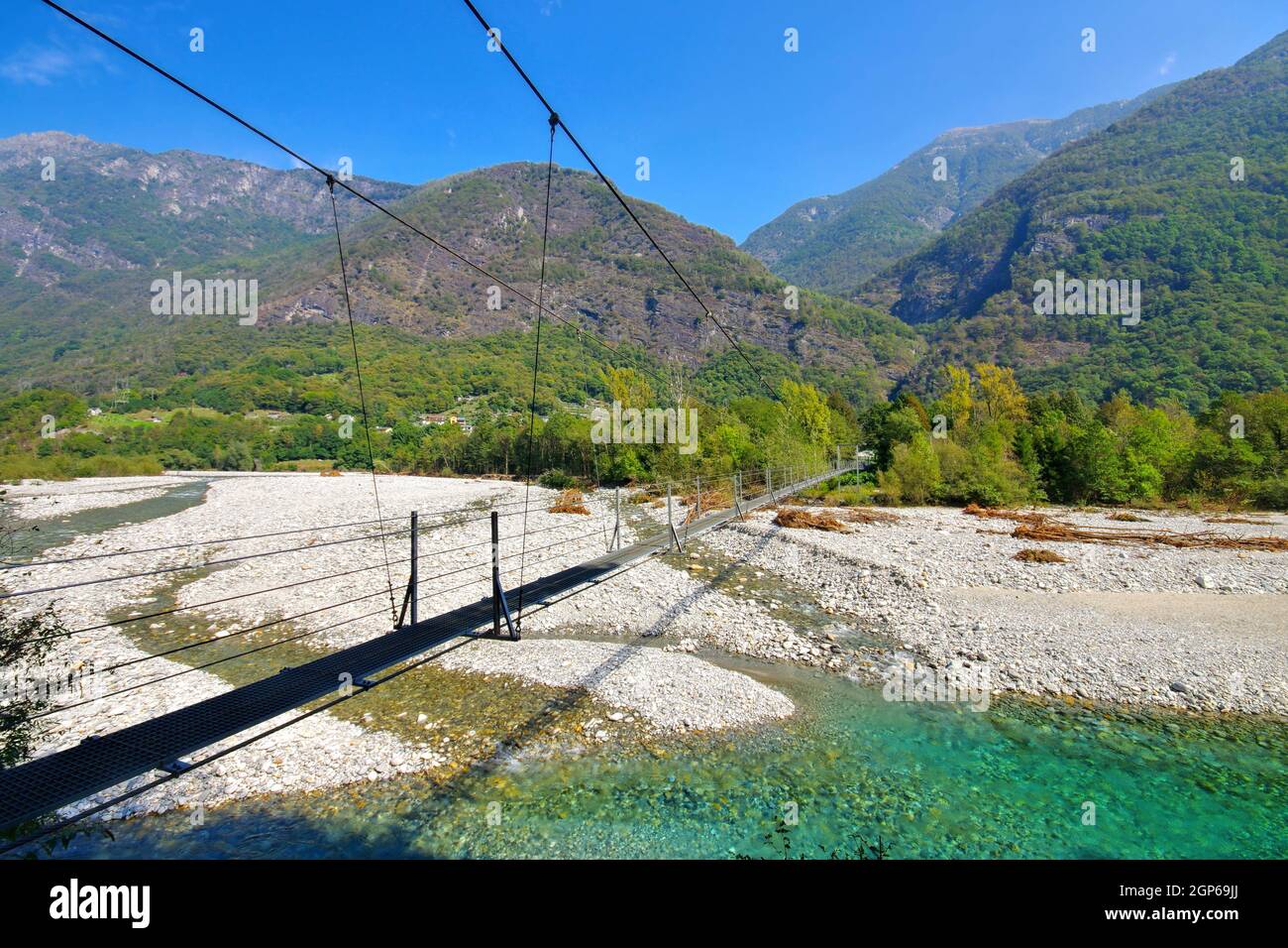 Ponte Giumaglio sobre el río Maggia en el Valle de Maggia, Ticino en Suiza, Europa Foto de stock