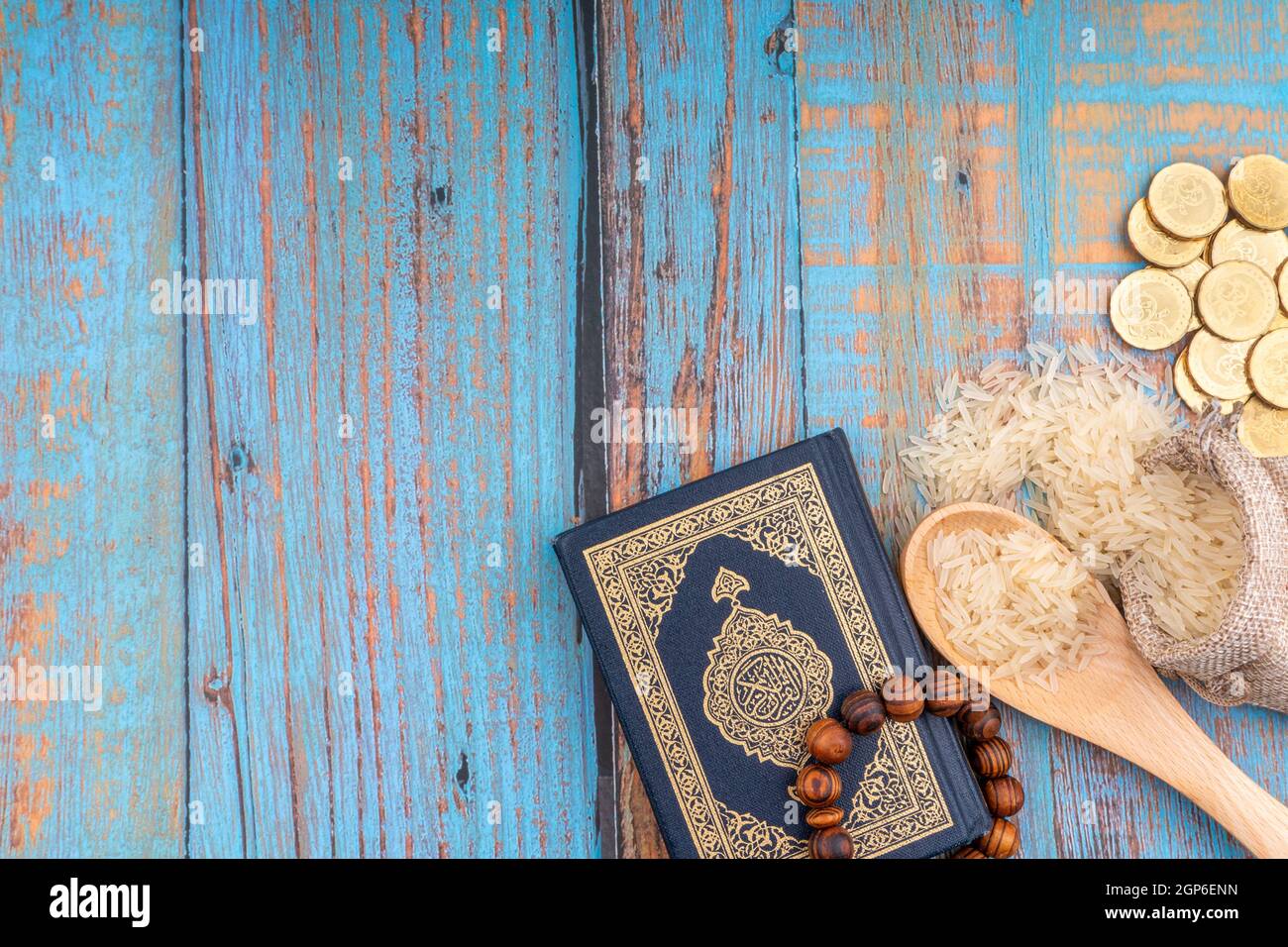 Sagrado Corán con caligrafías árabes traducción Significado de Al-Quran,  Monedas, Rosario y Arroz. Concepto Zakat. Zakat es una forma de dar alm  como religioso Fotografía de stock - Alamy