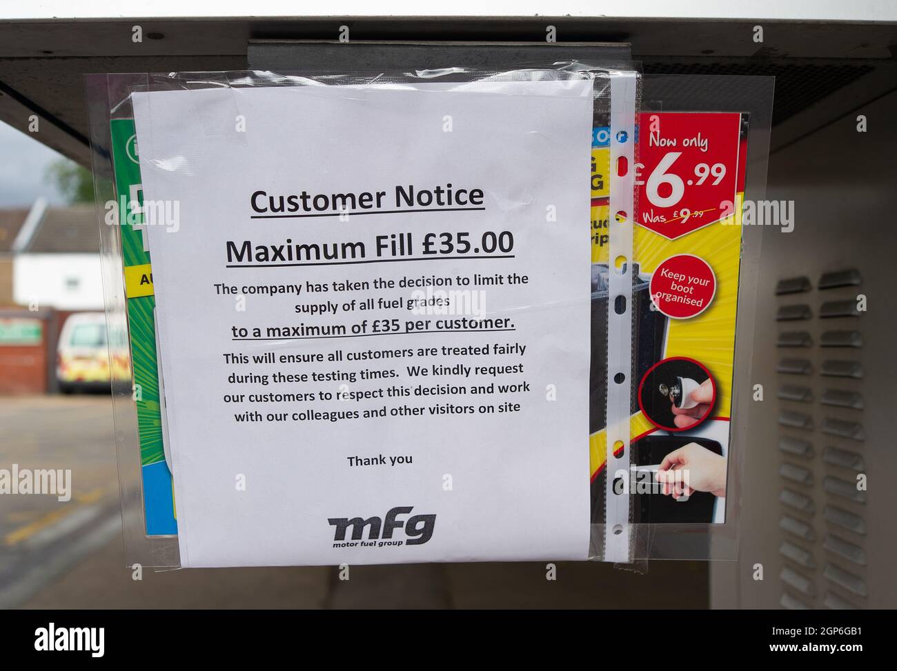 Windsor, Berkshire, Reino Unido. 28th de septiembre de 2021. Un cliente llena un máximo de £35 en una gasolinera BP. La escasez de combustible continúa a medida que la gente compra pánico en las gasolineras. Crédito: Maureen McLean/Alamy Live News Foto de stock