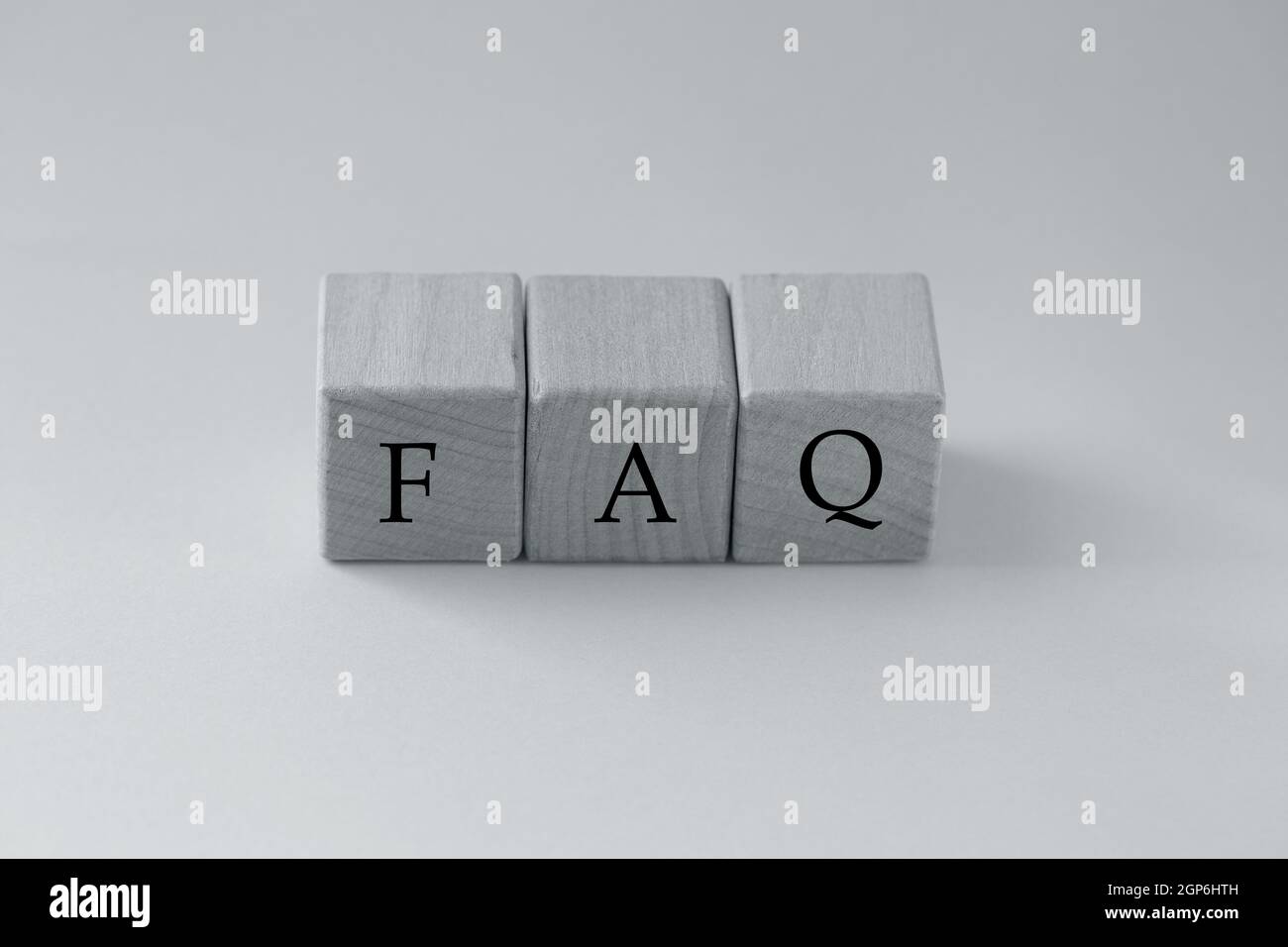 Color del año Gris final. Bloques de madera con la palabra FAQ - preguntas frecuentes. Instrucciones y reglas en los sitios de Internet. Foto de stock
