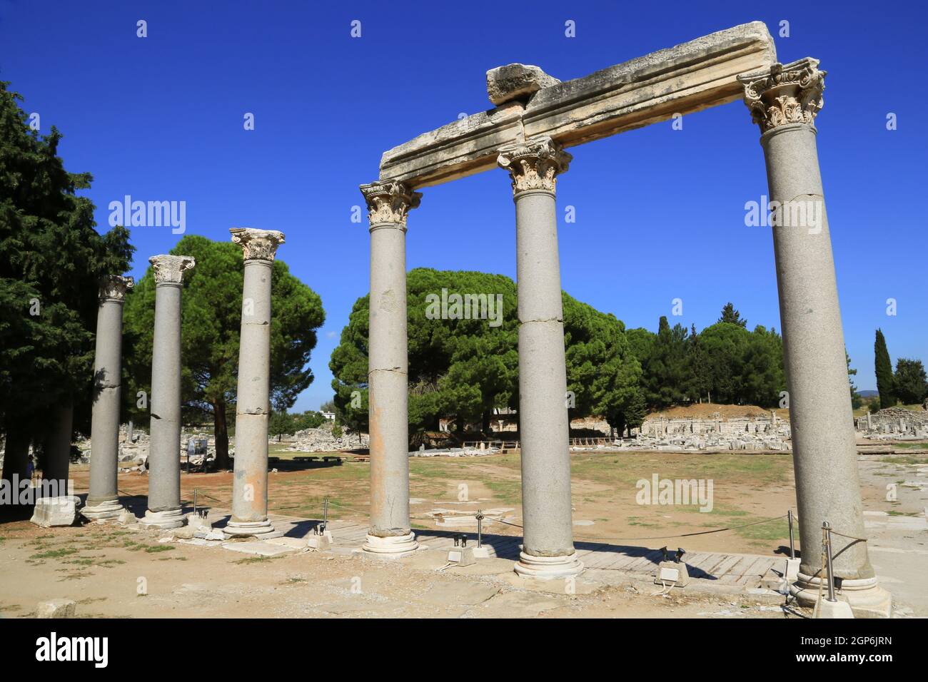Columnata en la entrada del ágora (espacio público griego) en Éfeso, Turquía. Foto de stock