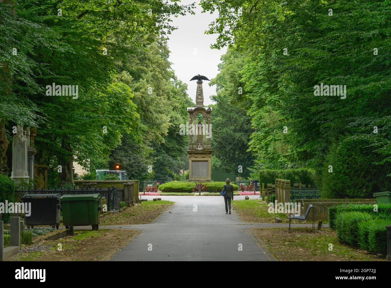 Hauptallee, cementerio de Melaten, Aachener Strasse, Lindenthal, Colonia, Renania del Norte-Westfalia, Alemania Foto de stock