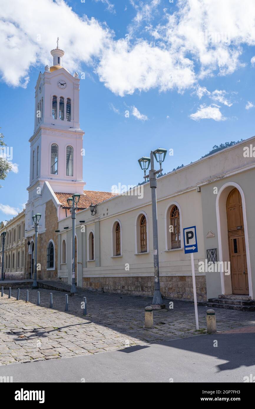 Bogotá, Colombia, 18 de septiembre de 2021 Distrito de Usaquén. La Iglesia de Santa Bárbara en la plaza central Fotografía de stock - Alamy Bogotá, Colombia, 18 de septiembre de 2021 Distrito de Usaquén. La Iglesia de Santa Bárbara en la plaza central Fotografía de stock - Alamy