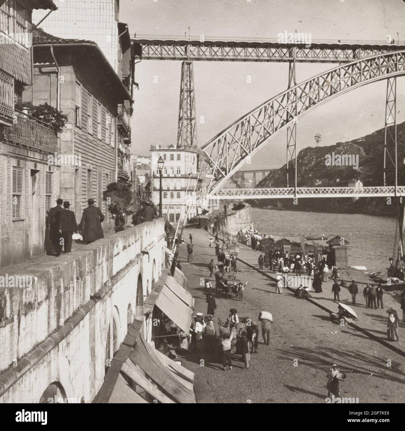 A lo largo de la orilla del agua, Oporto, Portugal, 1907 Foto de stock