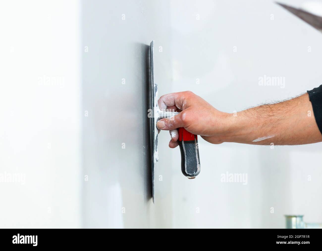 Construcción interior, trabajador enyesar el pánel de yeso en la pared  Fotografía de stock - Alamy