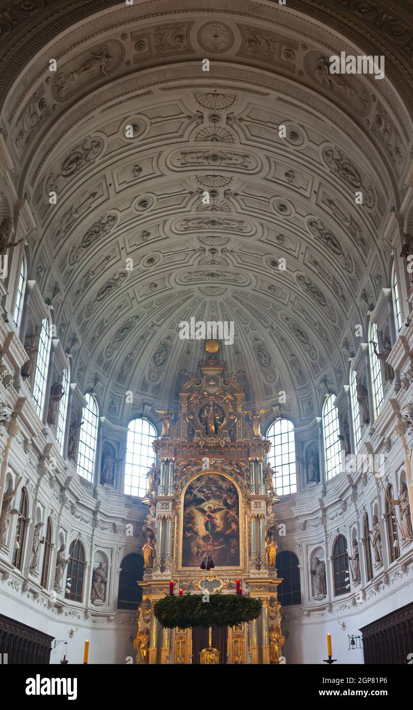 Interior de la Iglesia de San Miguel en Munich, Alemania. Foto de stock