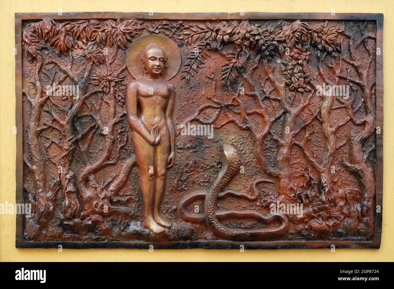 El amor siempre gana ira y odio: Bhagavan Mahavira ilumina una mortal Candkausika venenosa, bajo relieve de la calle en la pared del templo de Jain (también cal Foto de stock