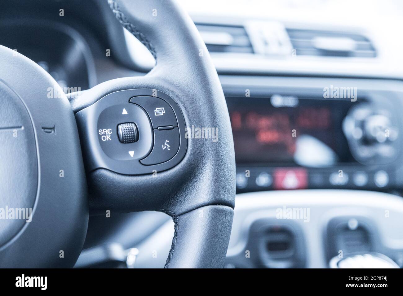 Cerca de un volante con control remoto, borrosas dashboard Fotografía de  stock - Alamy