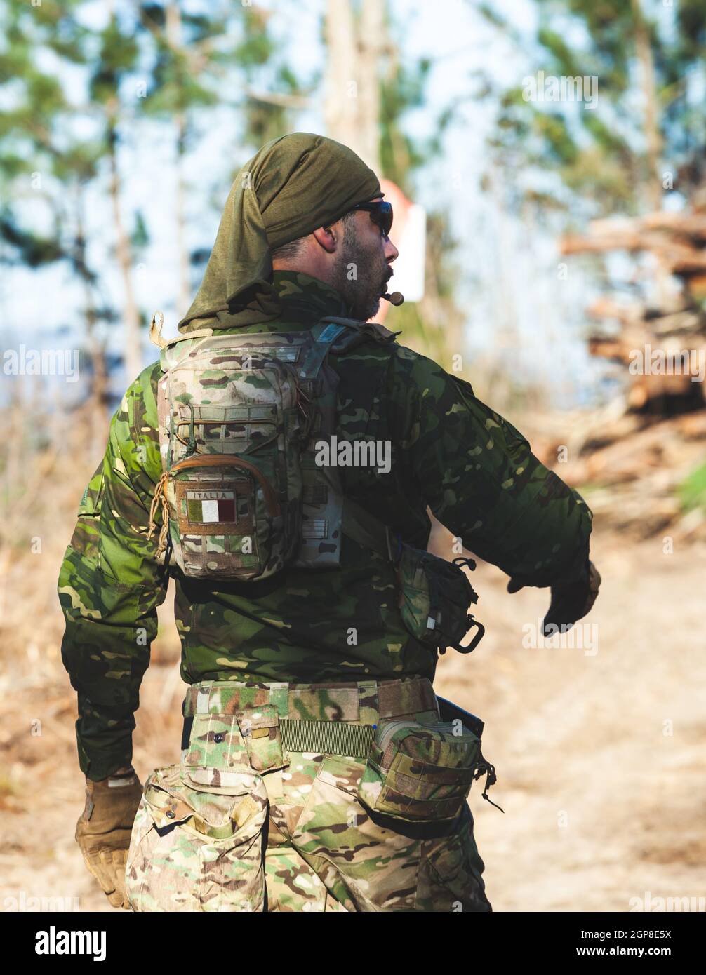 Airsoft jugador militares con uniformes de camuflaje armados con fusiles de  asalto Fotografía de stock - Alamy