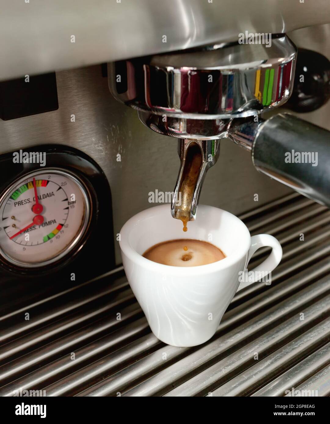 Cerca de una máquina de espresso preparar una taza de café