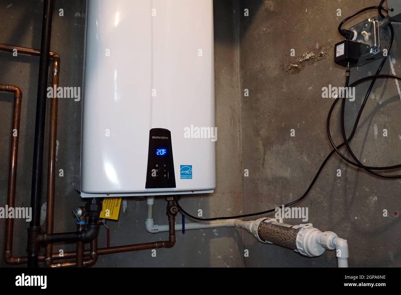 Calentador de agua sin tanque fotografías e imágenes de alta resolución -  Alamy