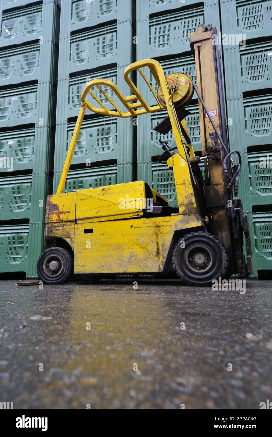 una carretilla elevadora en logística de almacén para el transporte de carga y carga Foto de stock