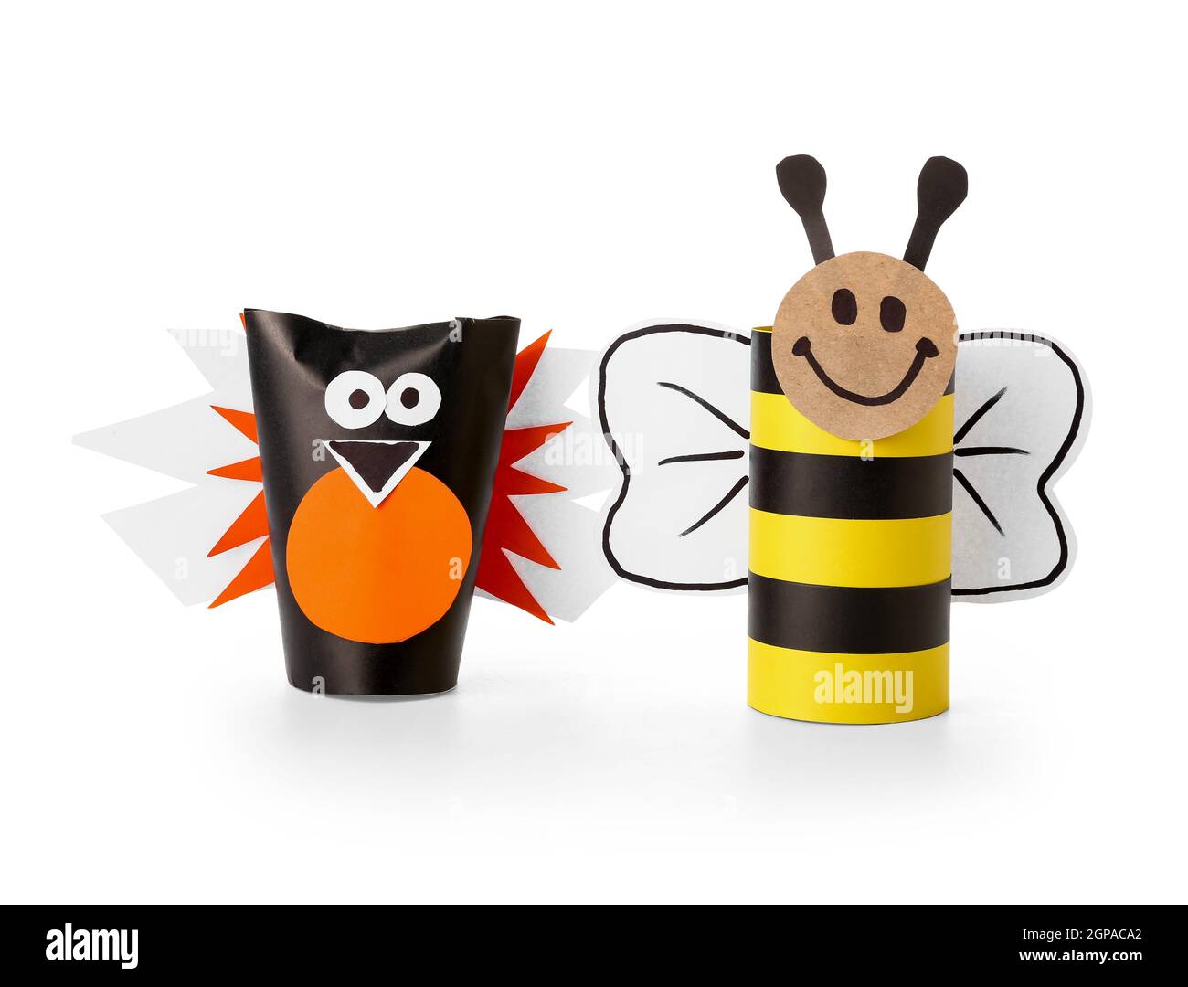 Aves y abejas hechas de tubos de cartón para papel higiénico sobre fondo  blanco Fotografía de stock - Alamy