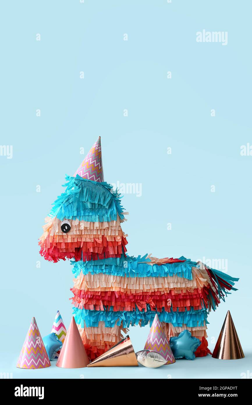 Pinata mexicana con sombrero sombrero, maracas y regalos sobre fondo de  color Fotografía de stock - Alamy