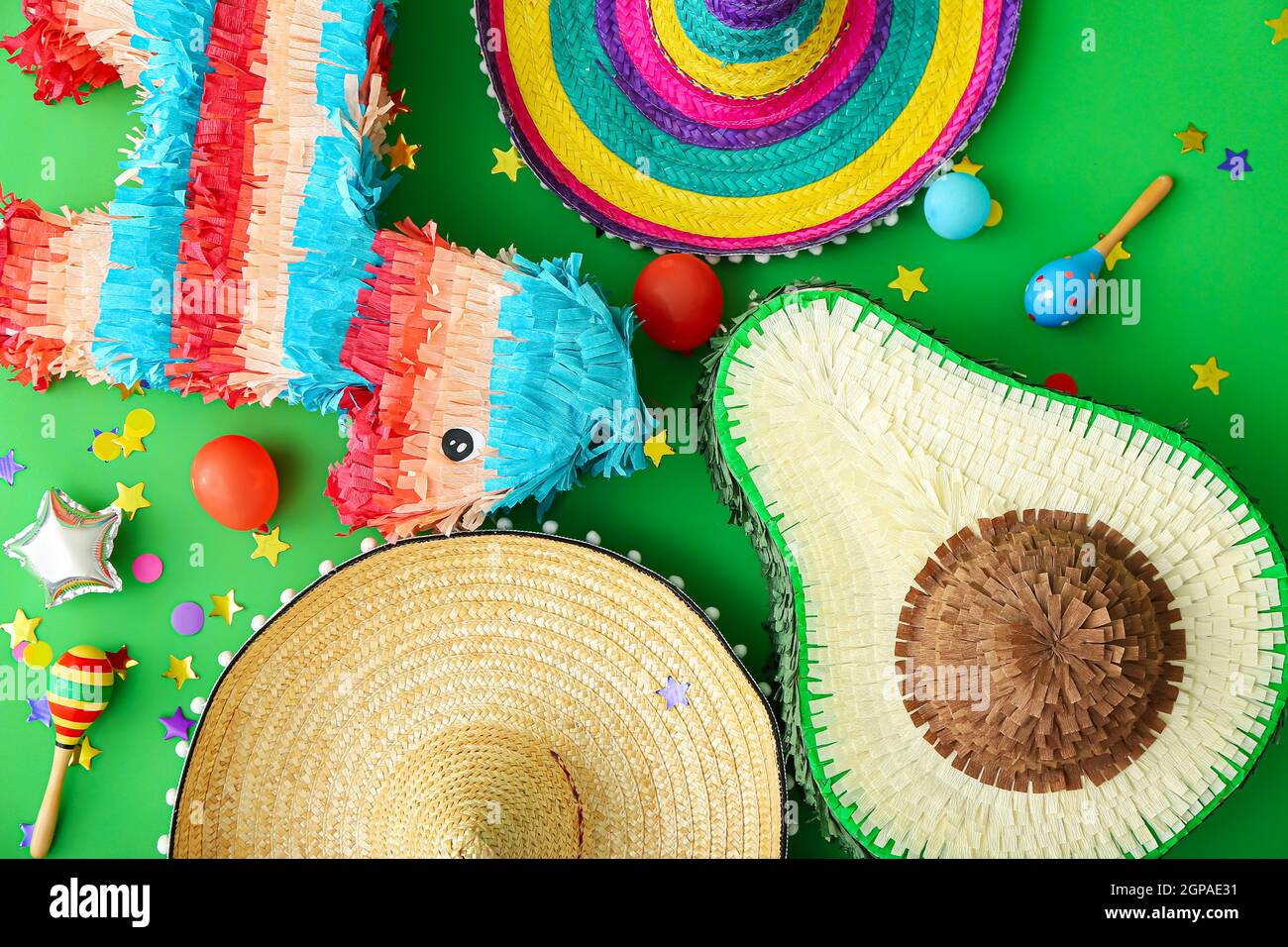 Pinata mexicana con sombrero sombrero, maracas y regalos sobre fondo de  color Fotografía de stock - Alamy