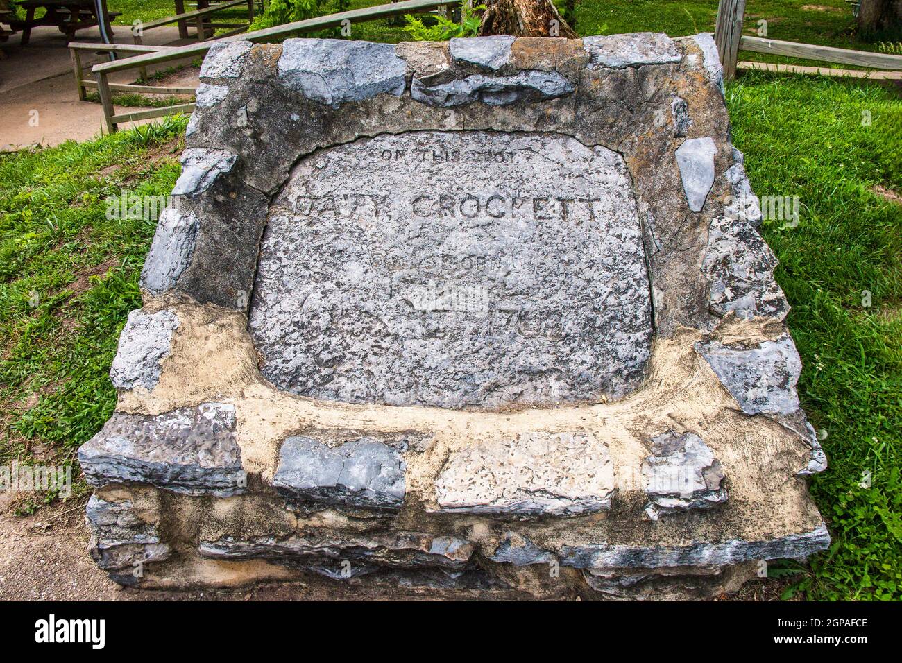El monumento original de piedra que marcó donde nació en el Parque Estatal Davy Crockett