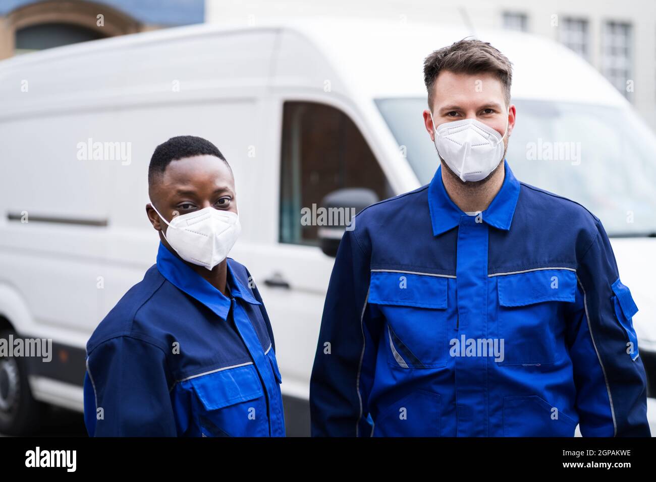 Electricista Técnico o Plumber en ropa de trabajo y máscara cerca Van  Fotografía de stock - Alamy
