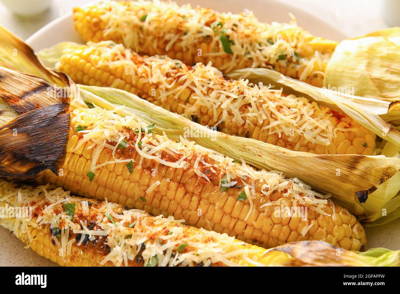 Plato con delicioso maíz Elote Mexican Street sobre mesa, primer plano  Fotografía de stock - Alamy
