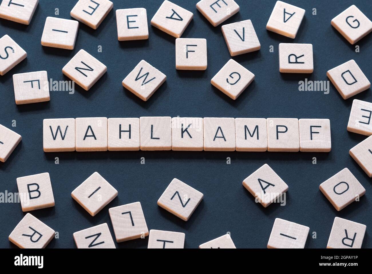 'Wahlkampf' es un término alemán usado en política y medios de comunicación. Palabra y letras sobre fondo azul. Alemania Foto de stock