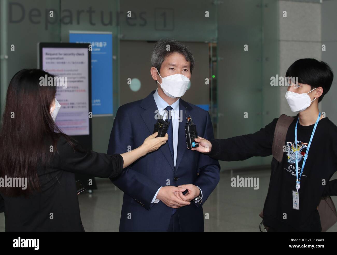 Corea. 29th de Sep de 2021. El ministro de unificación visitará Alemania, Bélgica, Suecia El ministro de Unificación Lee in-young habla con reporteros en el aeropuerto de Incheon, al oeste de Seúl, el 29 de septiembre de 2021, mientras comienza su viaje de una semana que lo llevará a Alemania, Bélgica y Suecia discutirán las relaciones intercoreanas y buscarán apoyo a la campaña de Corea del Sur hacia el proceso de paz en la Península Coreana. Crédito: Yonhap/Newcom/Alamy Live News Foto de stock