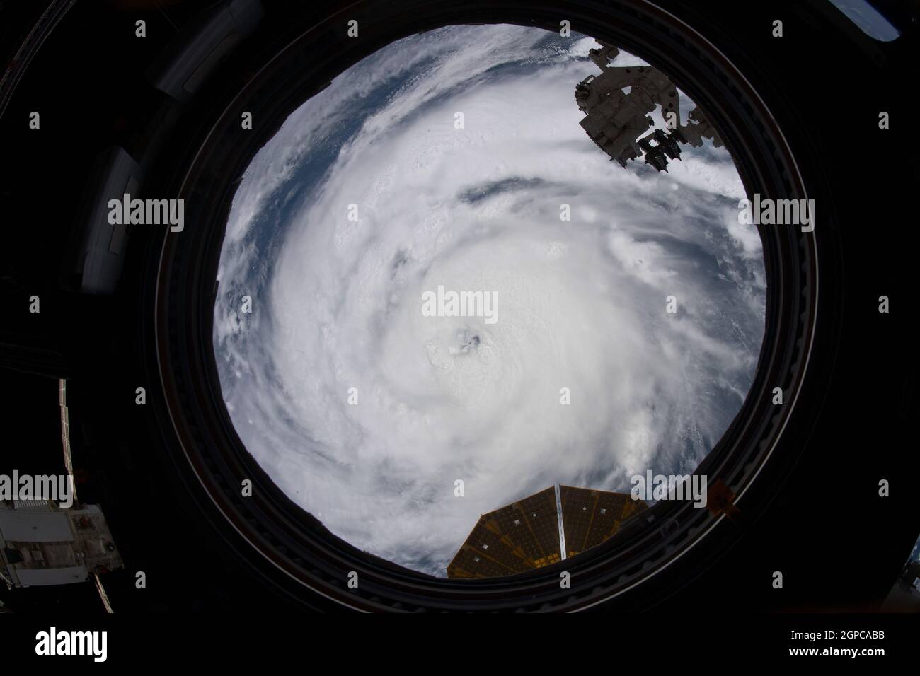 ISS - 28 de agosto de 2021 - El huracán Ida se representa como una tormenta de categoría 2 de la Estación Espacial Internacional, ya que orbitaba 263 millas por encima del Golfo de Foto de stock