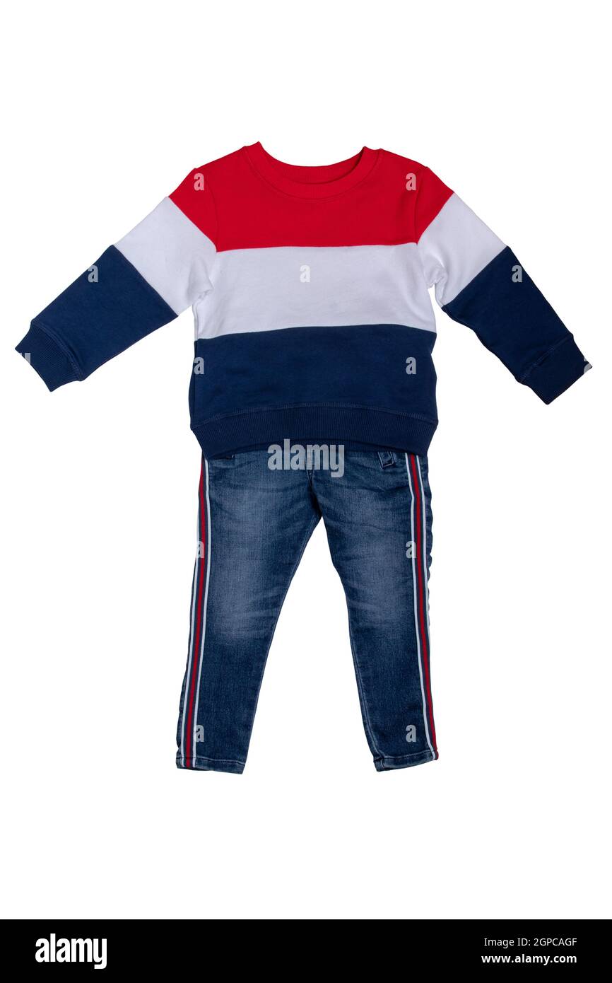 Ropa de moda vaquera. Moderno pantalón de jeans azul elástico con rayas  rojas laterales y un suéter cálido de rayas azul blanco rojo o suéter isol  Fotografía de stock - Alamy