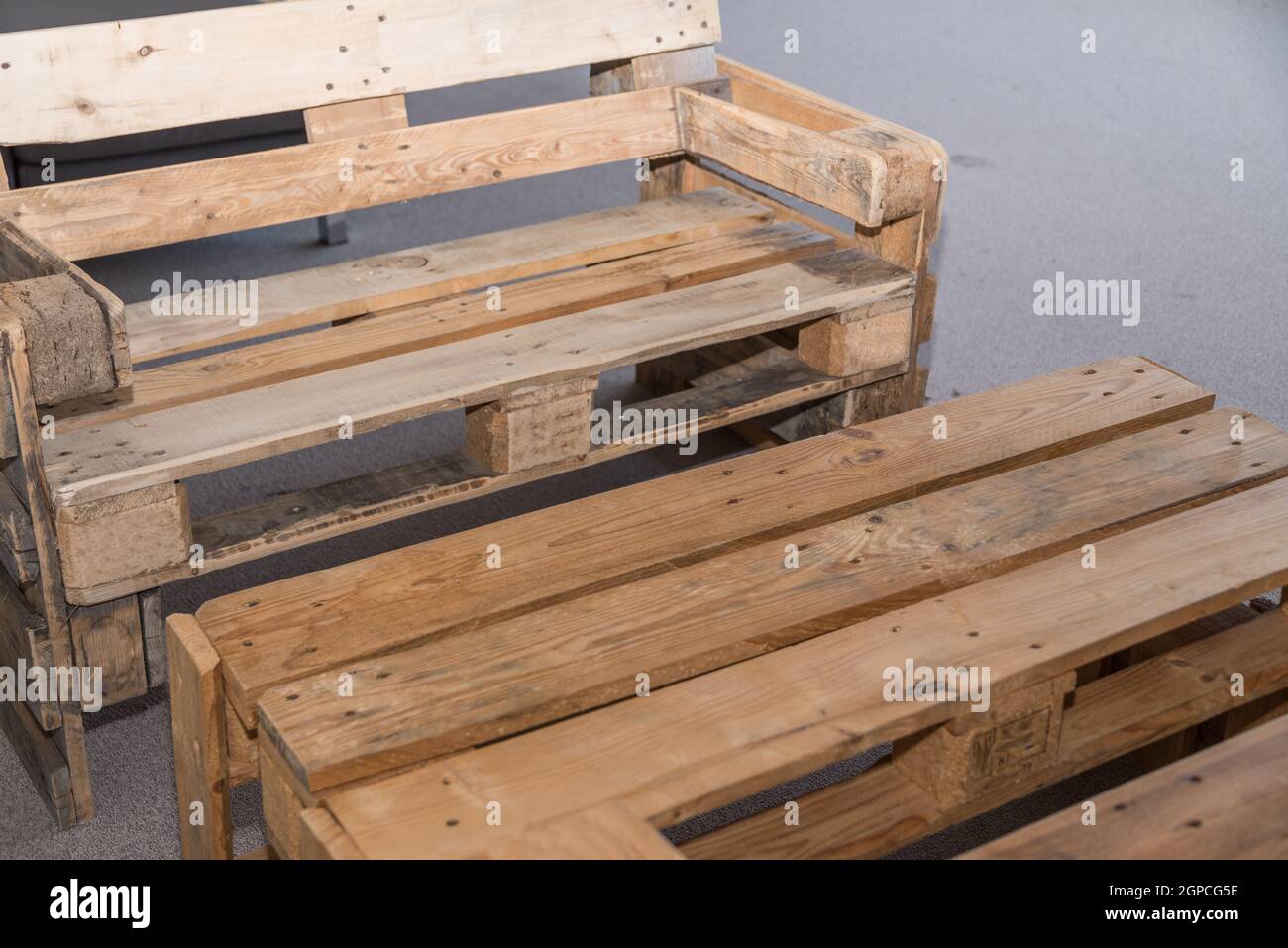 muebles rústicos de madera maciza hechos de palets - muebles de bicicletas,  mesa y banco Fotografía de stock - Alamy
