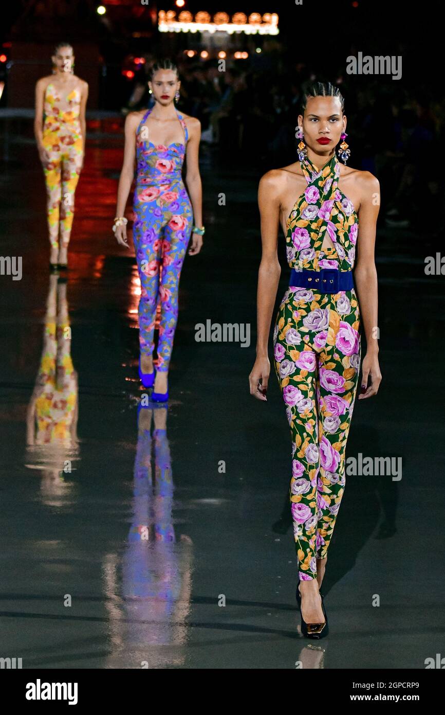 París, Francia. 28th de Sep de 2021. Un modelo camina por la pista durante  la exposición de la ropa de mujer de Saint Laurent en primavera/verano de  2022 como parte de la