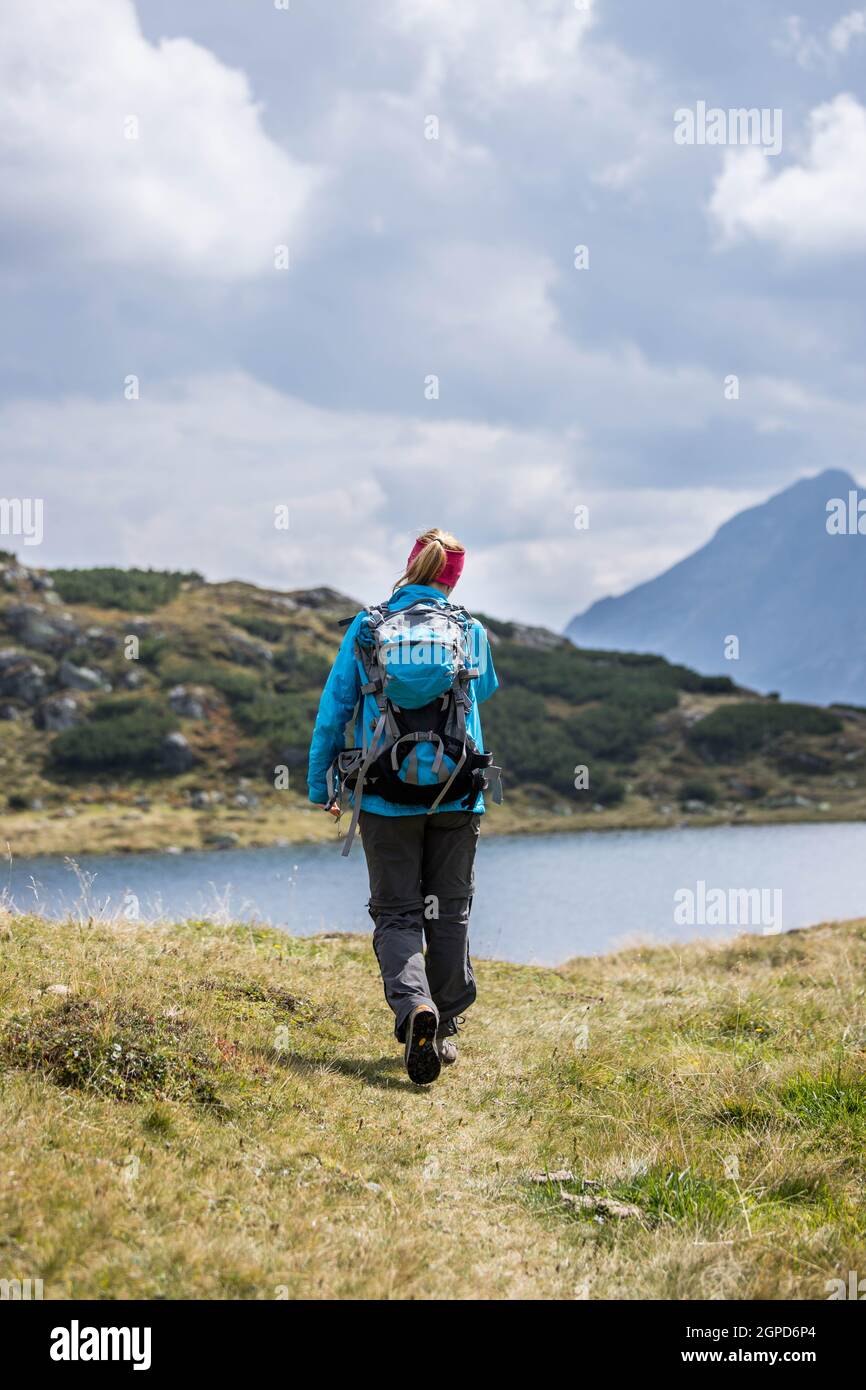 Mujer en ropa deportiva profesional es el trekking en la montaña, Austria de stock - Alamy