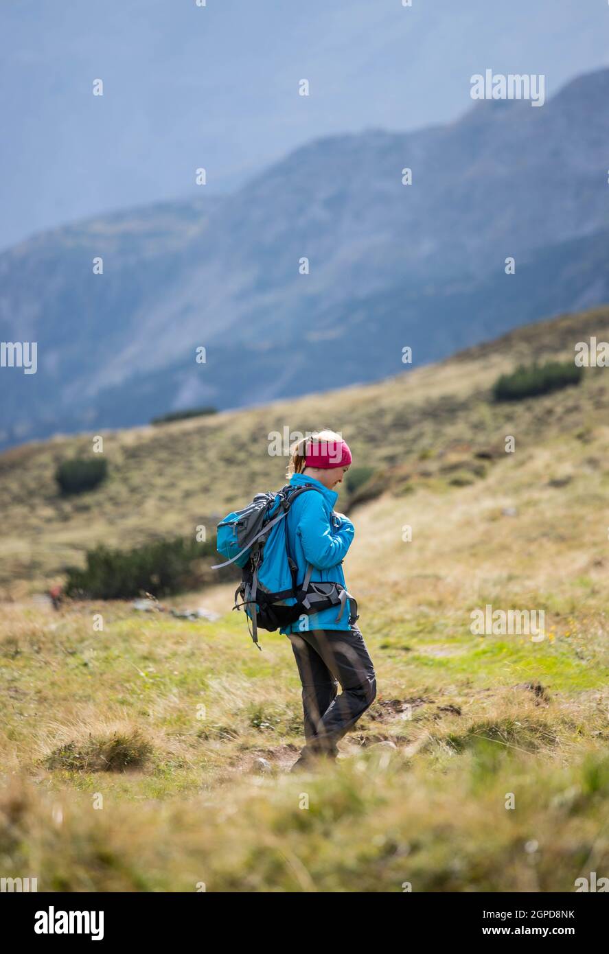 Mujer en ropa deportiva profesional es el trekking en la montaña, Austria  Fotografía de stock - Alamy