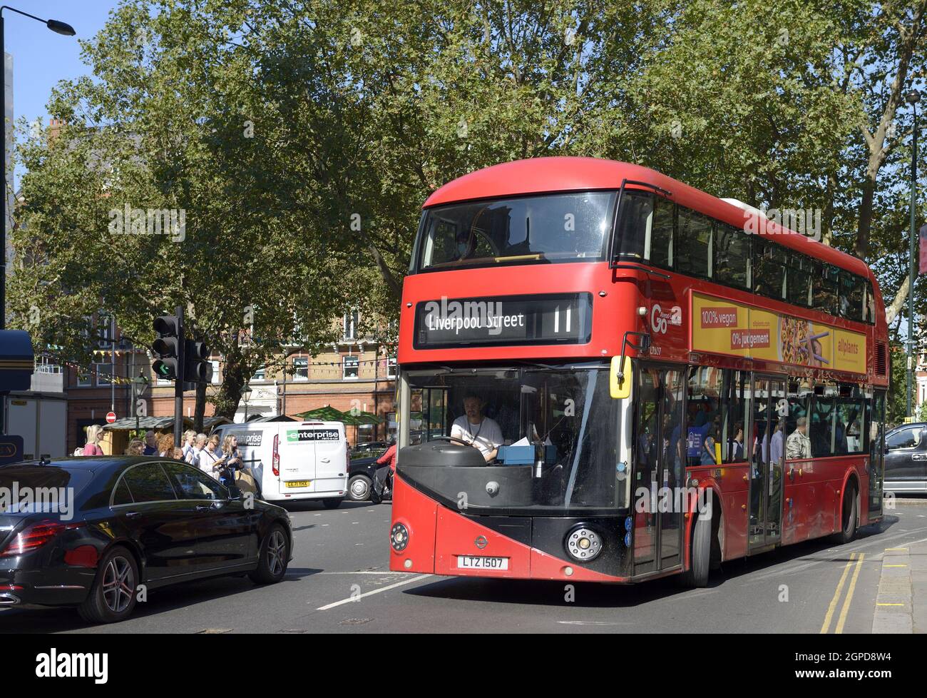 Londres, Inglaterra, Reino Unido. Autobús de dos pisos nº 11 Londres en Sloane Square, Chelsea Foto de stock