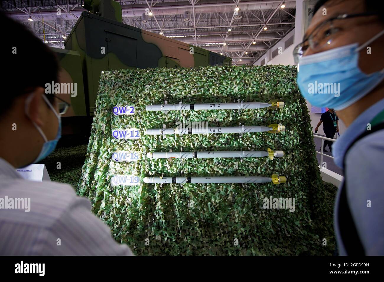 La gente mira los sistemas portátiles de armas de misiles de defensa aérea exhibidos en la Exposición Internacional de Aviación y Aeroespacial de China, o Airshow China, en Zhuhai, provincia de Guangdong, China, septiembre de 29, 2021. Canción REUTERS/Aly Foto de stock