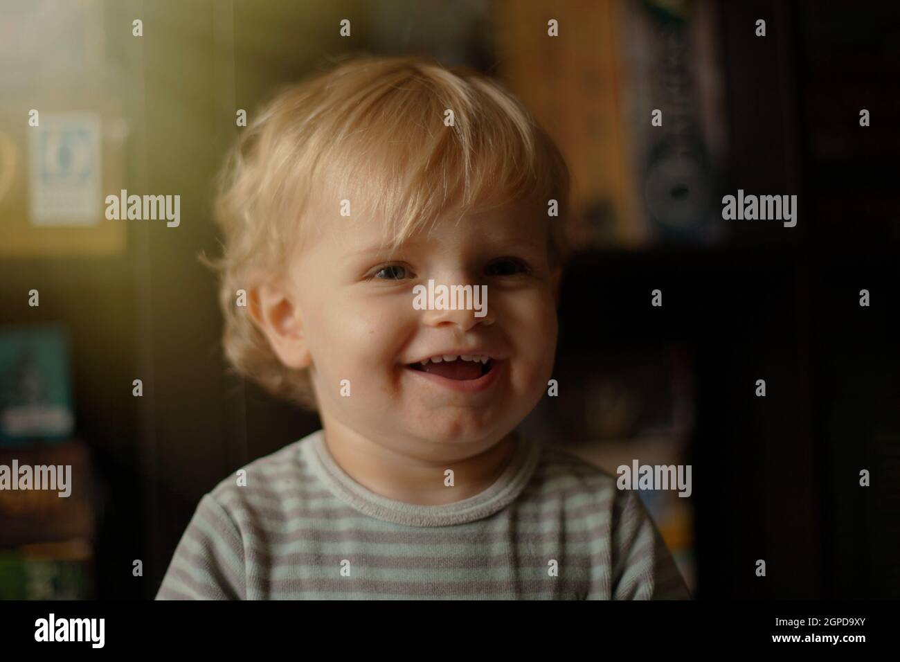 Adorabla bebé con un año de antigüedad vistiendo pijama en casa Foto de stock