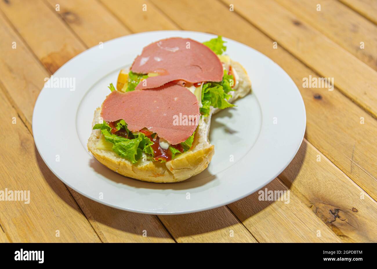 sándwich de bolonia con lechuga, pan, mayonesa y ketchup. Alimentos