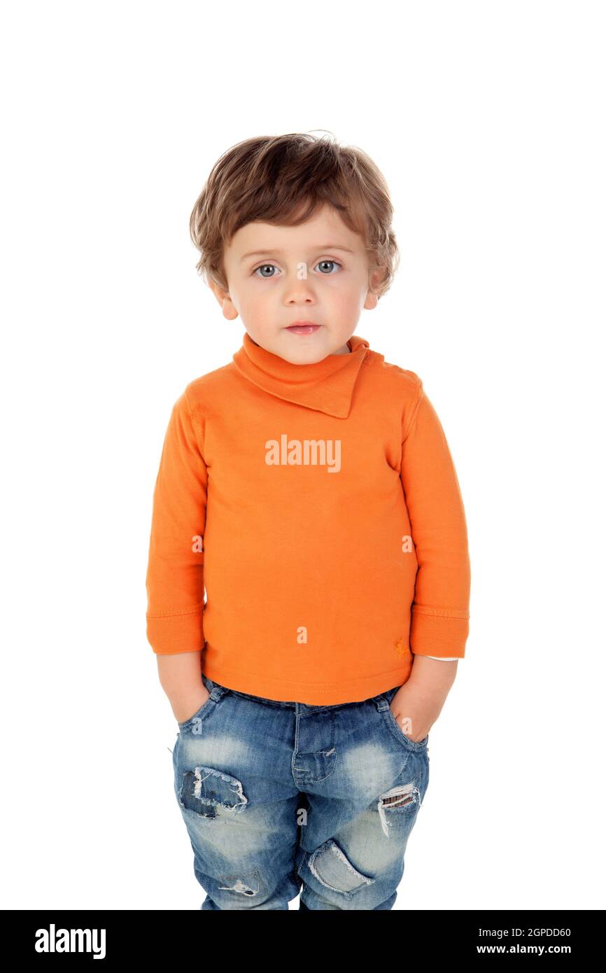 Hermosa niña de dos años con jeans y camiseta naranja aislado