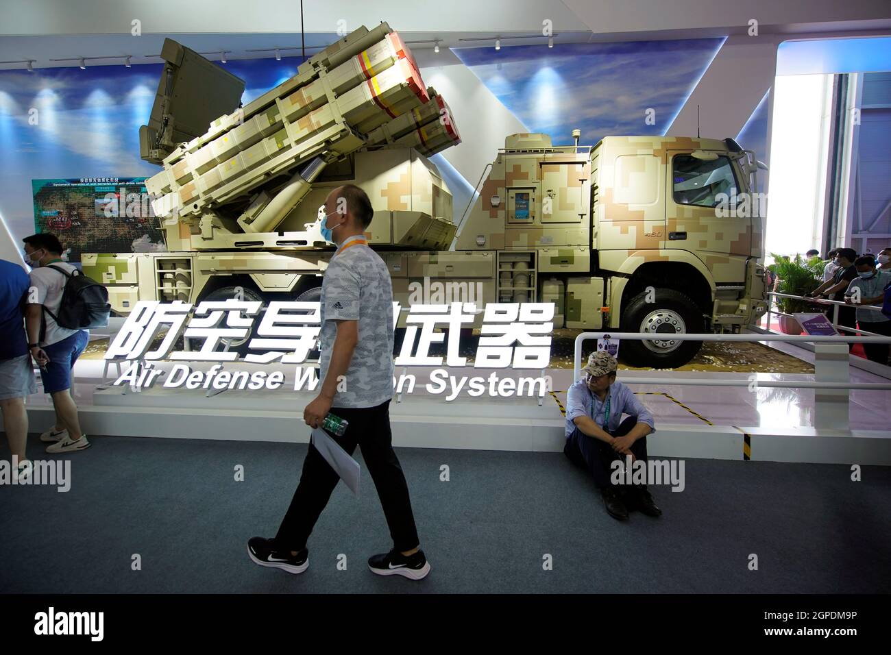 Un hombre pasa por un modelo de sistema de misiles de defensa aérea LY-70 que se muestra en la Exposición Internacional de Aviación y Aeroespacial de China, o Airshow China, en Zhuhai, provincia de Guangdong, China, septiembre de 29, 2021. Canción REUTERS/Aly Foto de stock