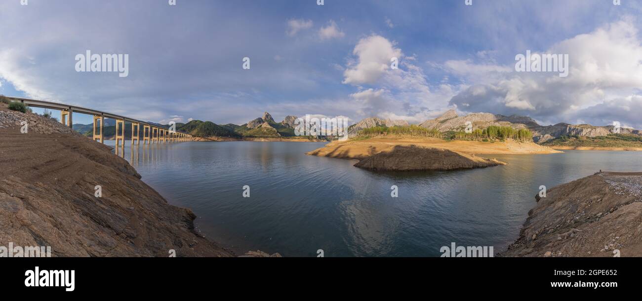 panoramica en Riaño donde se puede ver el pico gilbo Foto de stock