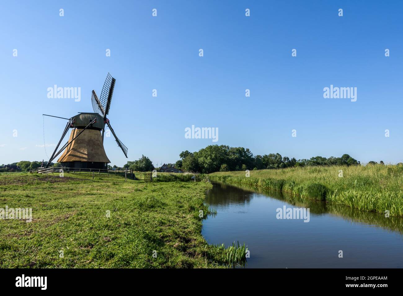 Histórico molino de viento en Frisia Oriental, Baja Sajonia, Alemania Foto de stock