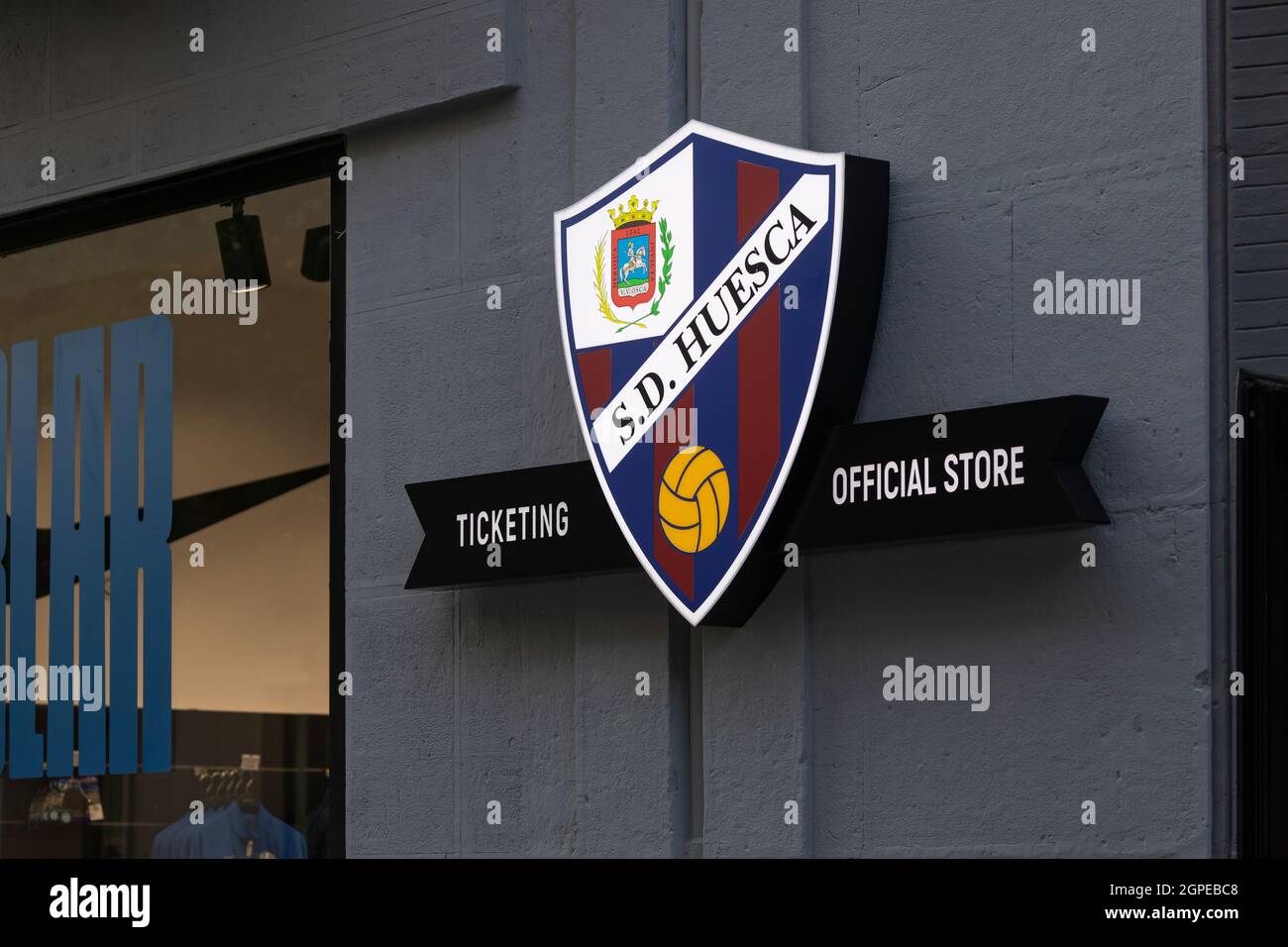 Huesca, España - 20 de julio de 2021: Detalle del escudo y emblema del  equipo de fútbol S.D. Huesca, en su tienda oficial y venta de entradas, en  la calle Coso Bajo