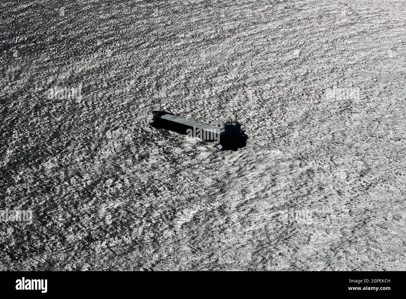 Barco solitario en el mar, Merseyside, noroeste de Inglaterra, Reino Unido Foto de stock