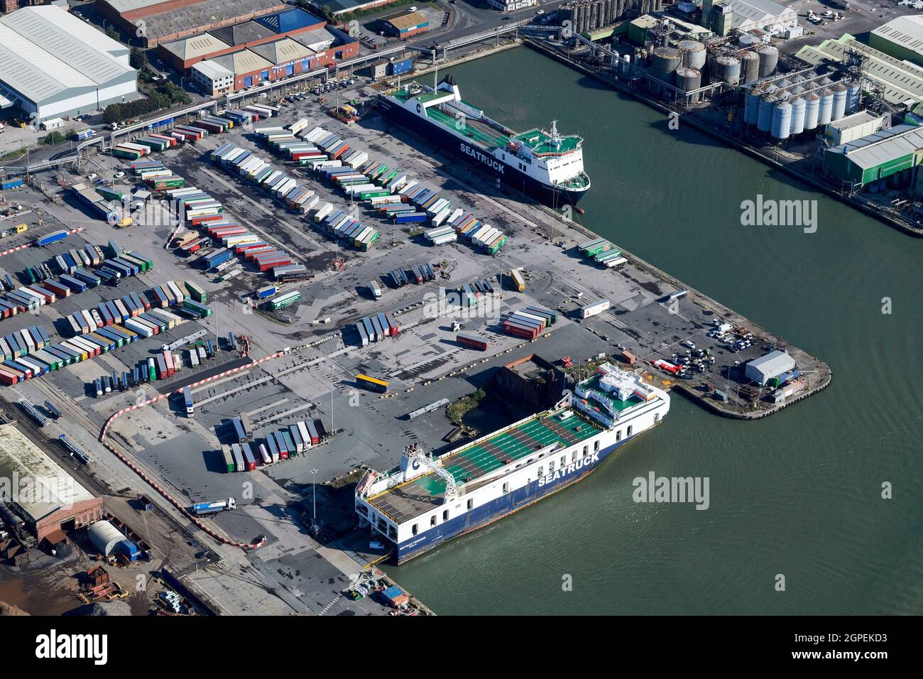 Los transbordadores de Seatruck cargan contenedores para viajar a Irlanda en Seaforth Docks, Liverpool, Merseyside, North West England, Reino Unido Foto de stock