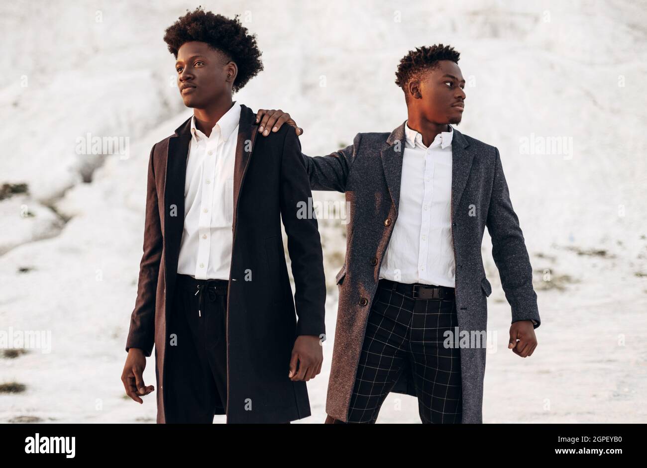 Dos elegantes hombres afroamericanos, con trajes clásicos y cardigans, dos  hombres jóvenes posando en ropa de moda al aire libre contra el fondo  Fotografía de stock - Alamy