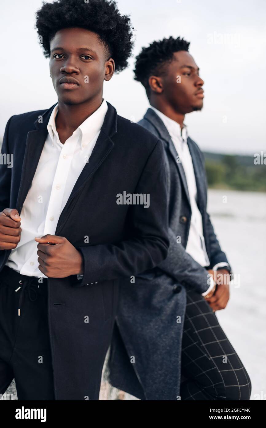 Dos hombres negros africanos de moda, al aire libre, en ropa clásica con estilo, con peinado de hombre Handsome, retrato modelo, de moda, cl. para hombre de stock -