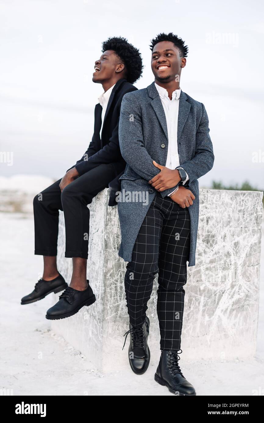 Dos hombres negros africanos de moda, al aire libre, en ropa clásica con estilo, con peinado de hombre Handsome, retrato modelo, de moda, cl. para hombre de stock -