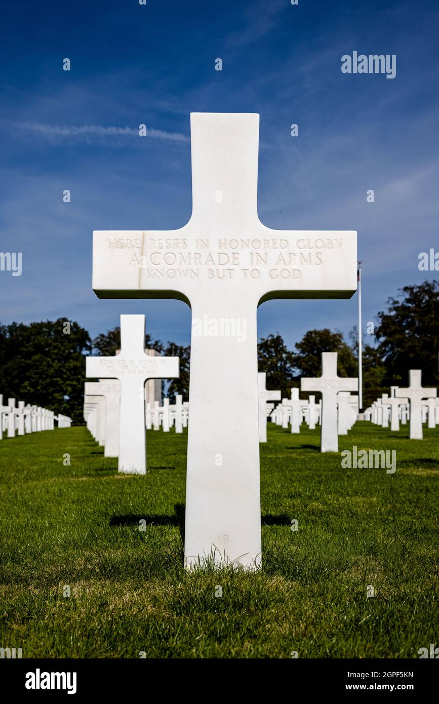 HAMM, LUXEMBURGO - 22 de septiembre de 2021: Cementerio Americano y Memorial con entierro y soldado desconocido. Aquí descansa en la gloria honrada, un camarada en el brazo Foto de stock