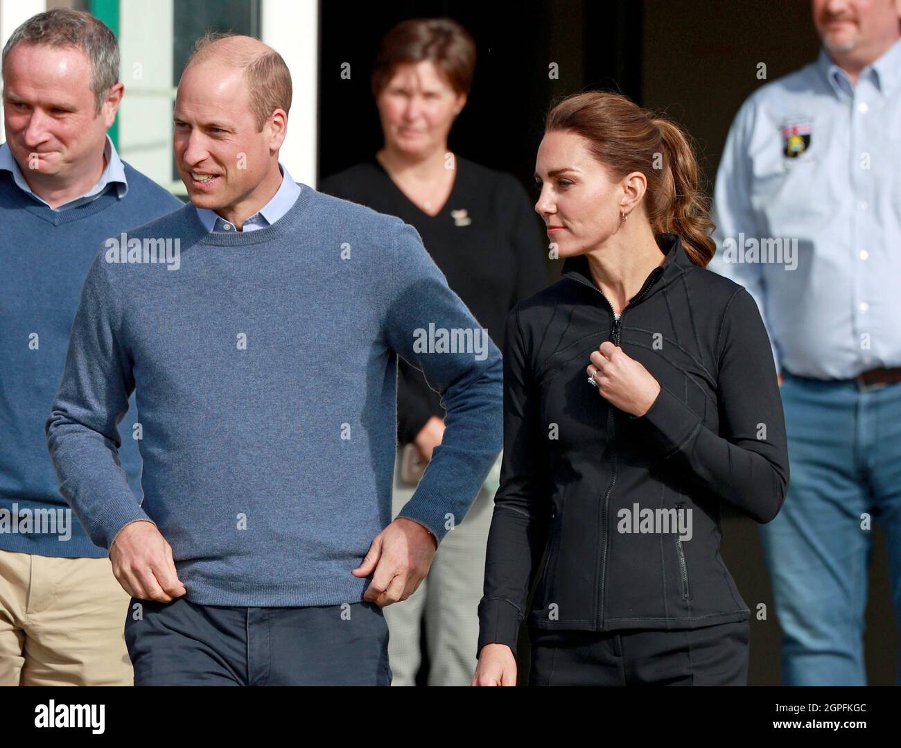 El duque y duquesa de Cambridge durante una visita al club de rugby de la ciudad de Derry en Londonderry, para participar en una iniciativa deportiva que reúne al fútbol, el rugby y el GAA jugando a los niños. Fecha de la foto: Miércoles 29 de septiembre de 2021. Foto de stock