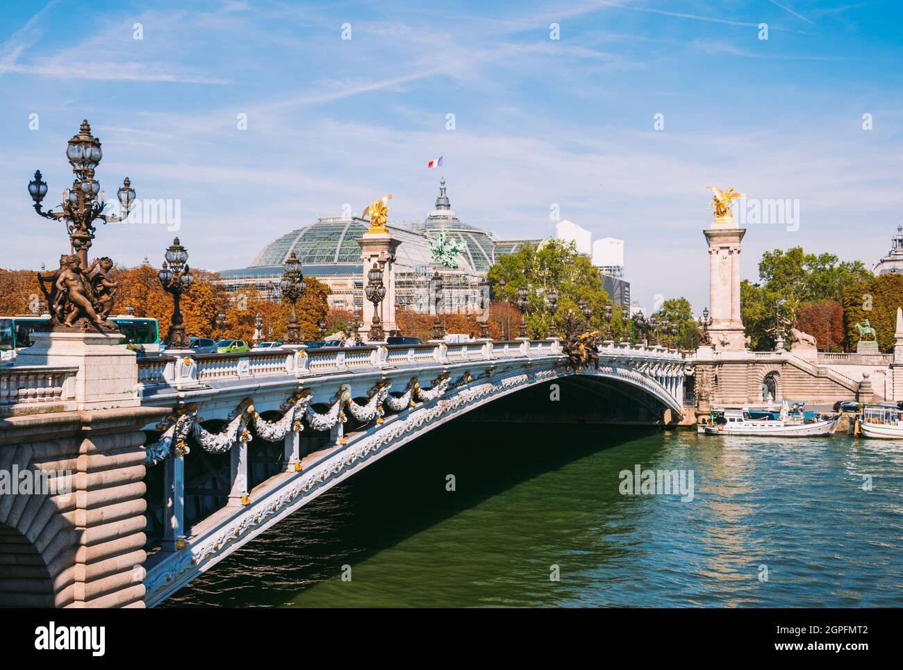 Pont Alexandre III, París, durante un día soleado y luminoso Foto de stock