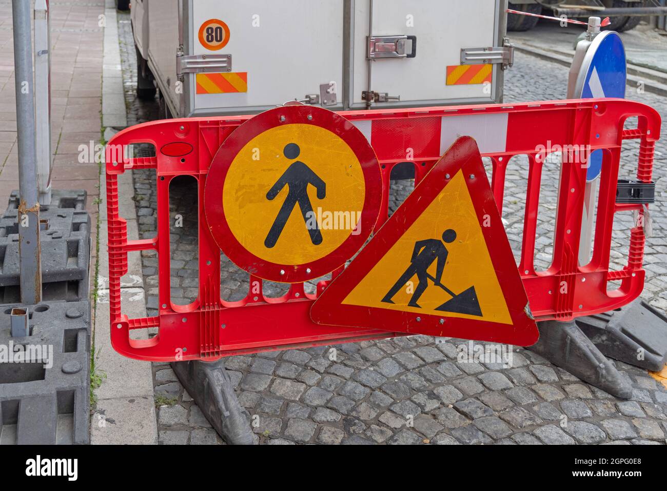 Obras en la carretera No hay peatones Barrera de construcción en la
